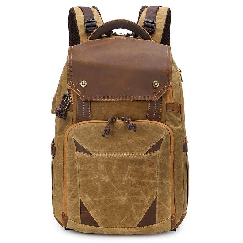 Vintage camera backpack from Sierra Nevada in brown with leather accents, ideal for photographers on the go.
